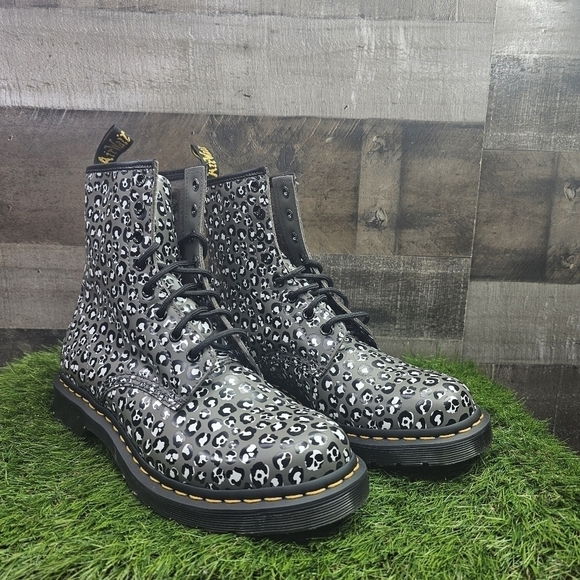 New Dr. Martens 1460 WOMEN'S LEOPARD SMOOTH LEATHER LACE UP BOOTS - Picture 3 of 12